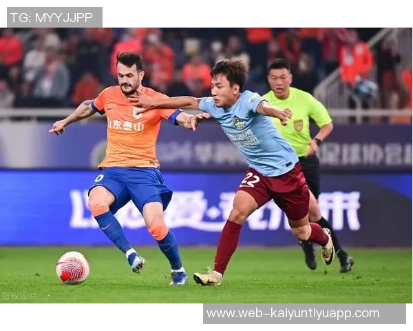 泰山队第72分钟进攻失误谢文能传中直接飞出底线引发球迷失望 泰山队第72分钟进攻失误谢文能传中直接飞出底线引发球迷失望